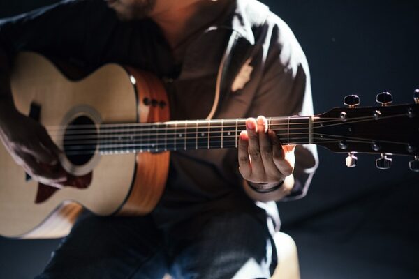 Enregistrement de Guitare Acoustique Folk pour ton morceau - Black Virgin Studio