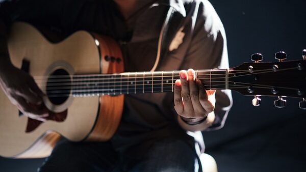 Enregistrement de Guitare Acoustique Folk ou Classique, 6 ou 12 cordes pour ton morceau - Black Virgin Studio