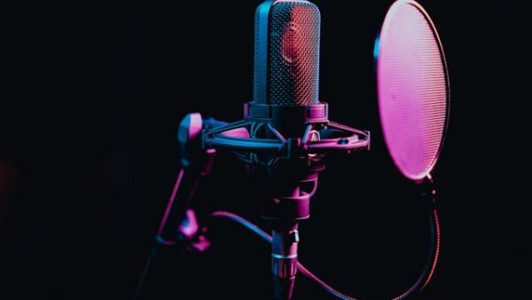 PRODUCTION et TRAITEMENT VOCAL Que votre prise voix soit bancale ou déjà posée – on la nettoie, l’accorde ou la sculpte jusqu’à ce qu’elle claque ! Parfait pour artistes indés, rappeurs, chanteurs, voix-off, podcasteurs, créateurs audio exigeants ! Black Virgin Studio